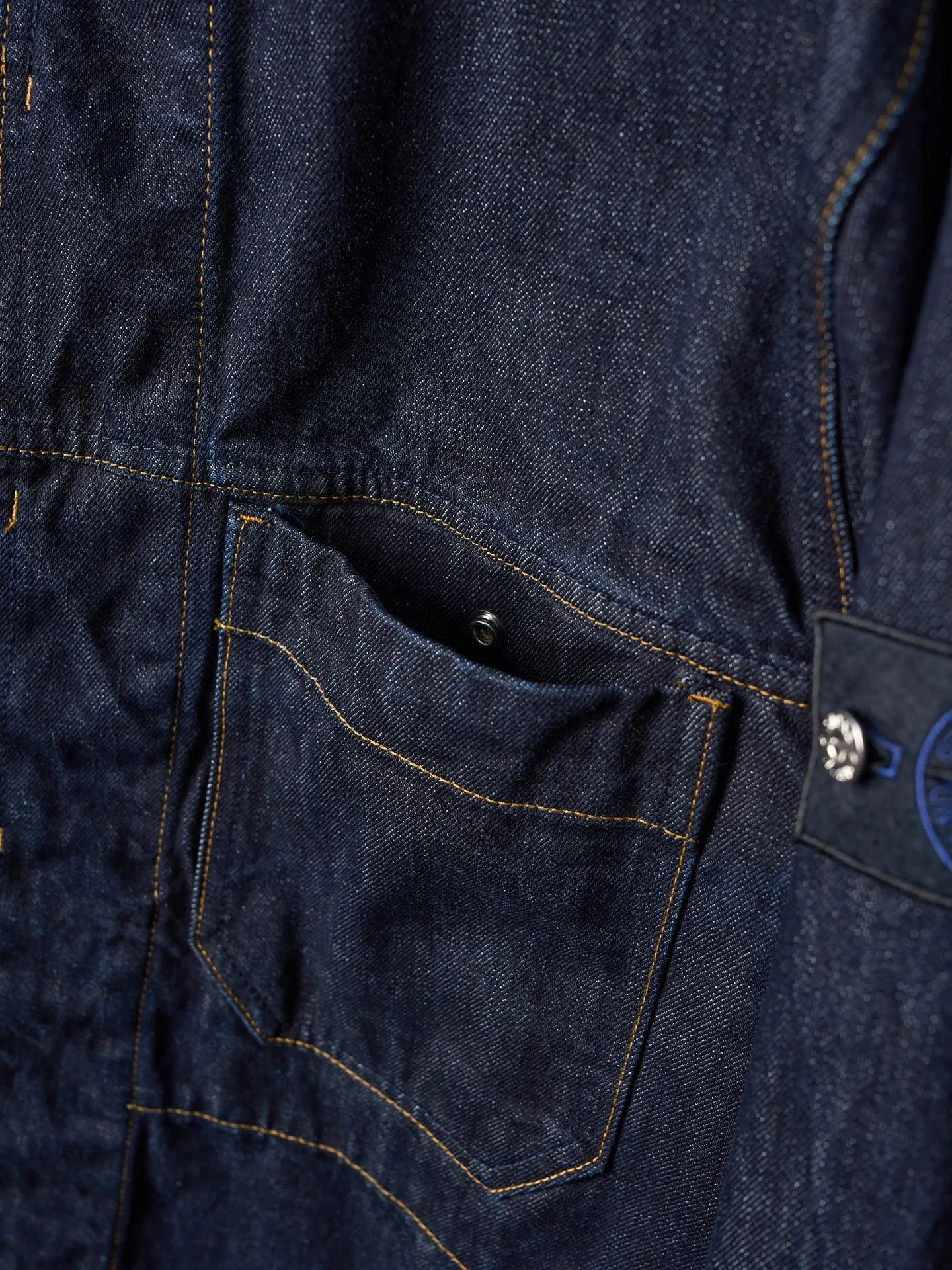 P510 Actual auction】Stonesland/Stone Island Badge Denim Jacket [Ready Stock] S M L Highlight the imprint of the brand. Simple lines outline neat silhouettes to outline a casual and free style. Workwear genes are infused with luxury DNA. Simple charm and versatile charm. Imported machine embroidery technology is used. Advanced computer control systems and sophisticated mechanical components are used to realize the Stonesland badge embroidery operation. High precision. The lines are smooth and delicate. The whole garment is washed with medium-high filtration. Use a special solution to remove stains and slight fading. Then use a strong washing method to fade the color and make it more uniform. The whole piece of clothing is stitched together using a clip-on machine. The clip-on machine can control the distance between the two needles by changing the needle position, achieving seamless splicing, smoothness, neatness, and a loose fit.
